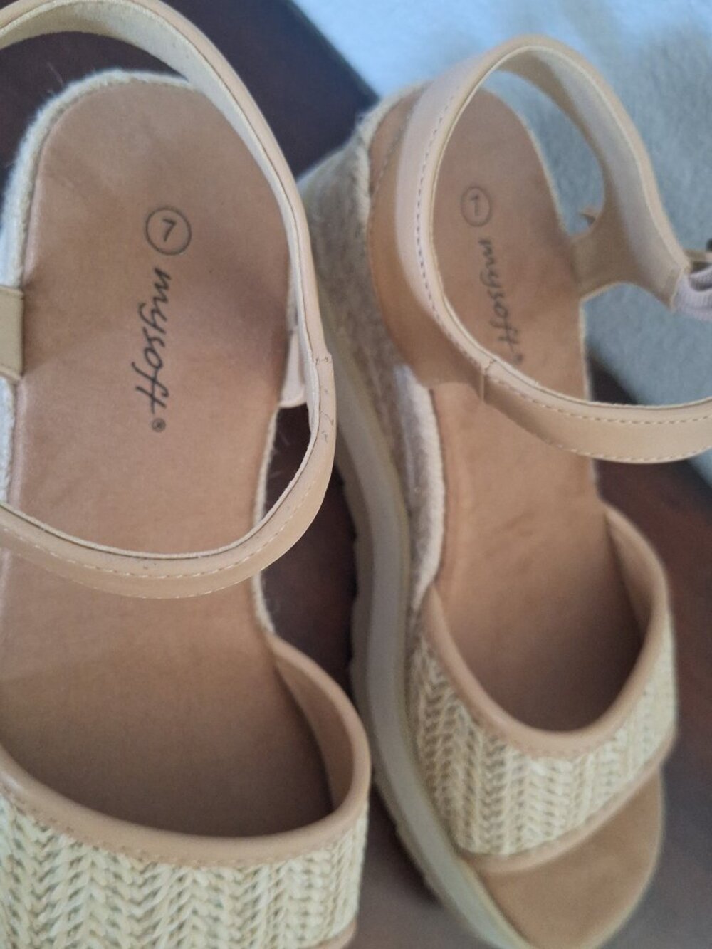 Beautiful sandals - Picture 2 of 3